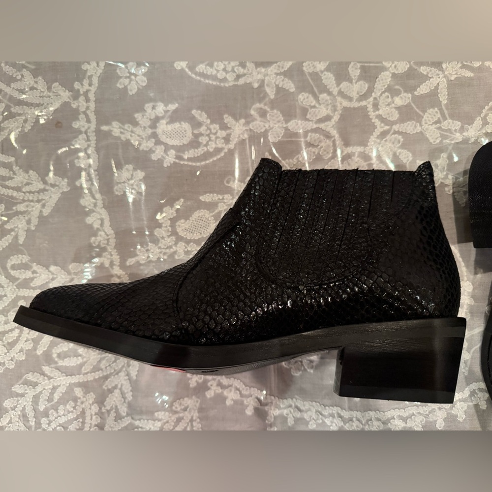 NWT GABRIELLA leather Booties. Made in ITALY. Snakeskin look.Size:38. Gorgeous!